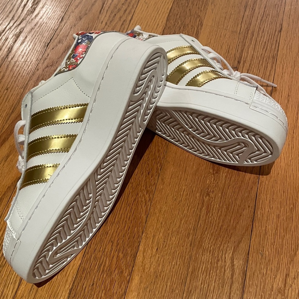 Superstar Women’s Adidas White Sneakers with Subtle Details Size: 7.50 - Picture 4 of 8